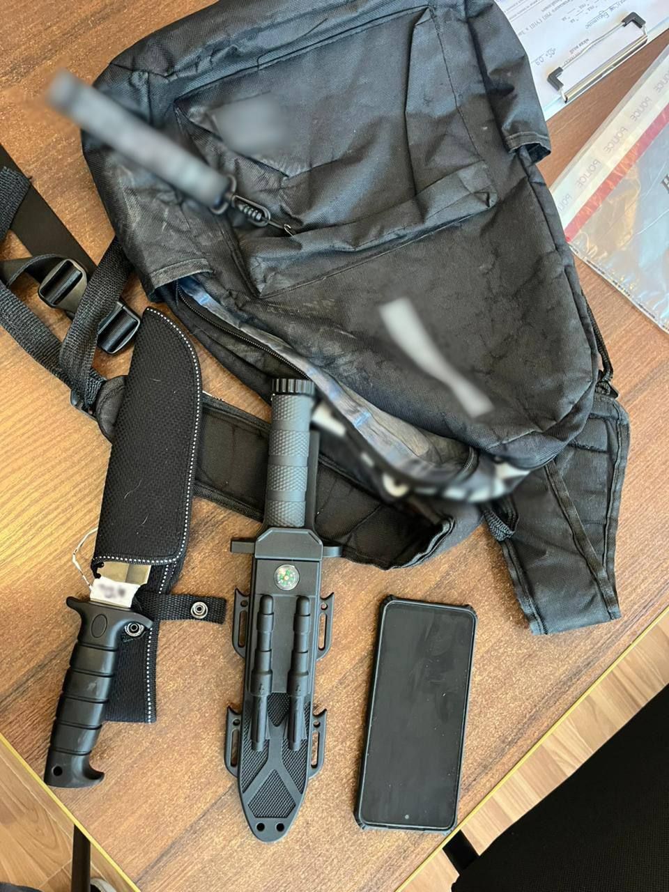 Школяр замовив на Rozetka два великі мисливські ножі. Фото поліції