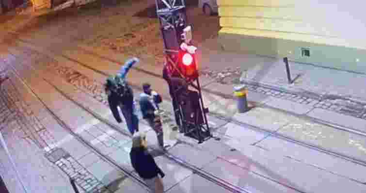 У Львові розшукали підлітків, які пошкодили болард у центрі міста