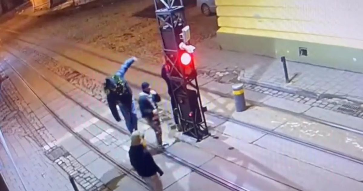 У Львові розшукали підлітків, які пошкодили болард у центрі міста