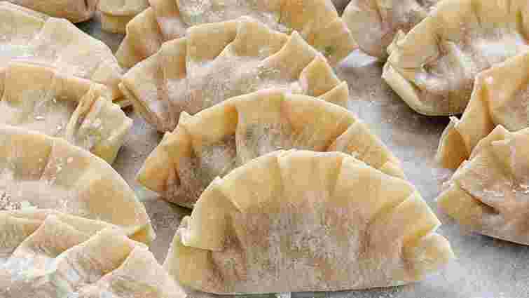 Не так довго, як вам хотілося б: скільки можна зберігати варені вареники в холодильнику