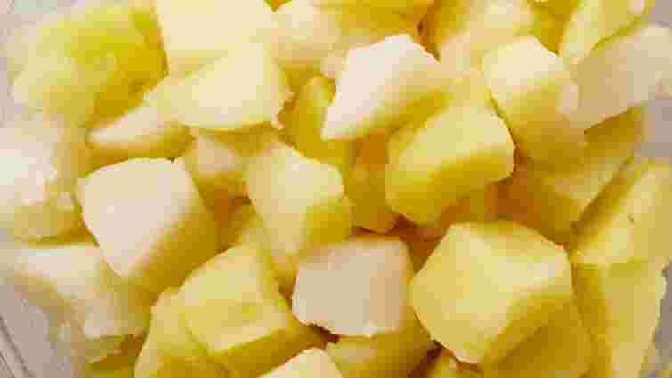 Стара хитрість для ідеального смаку: чому деякі кулінари варять картоплю в мінералці 