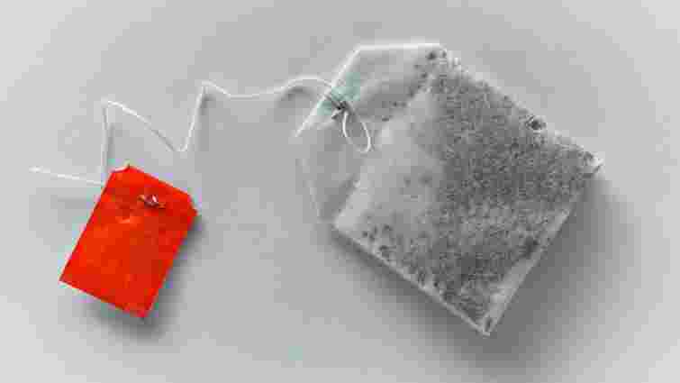 Треба лише чайний пакетик: як позбутися неприємного запаху в холодильнику