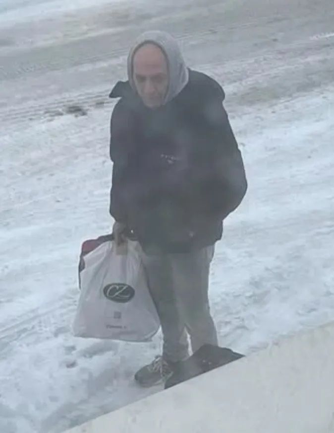 Рокко, якого висадили з автобуса, стоїть на морозі з пакетами. Фото тредс