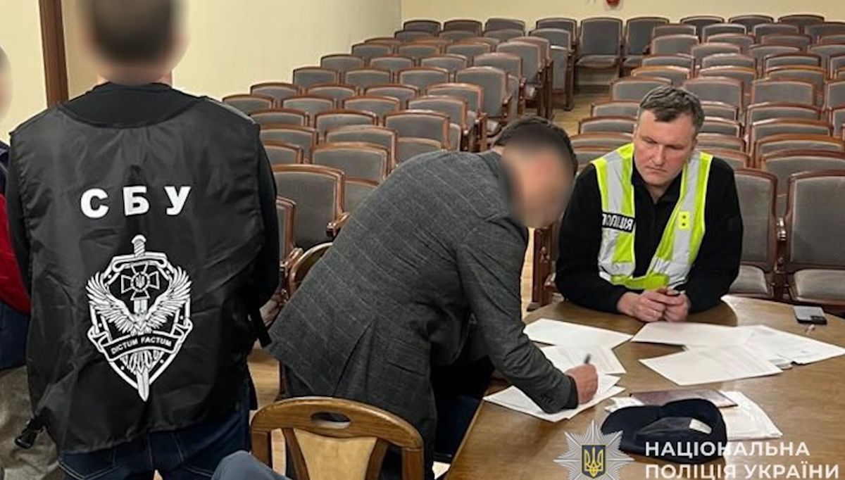 Львівського митника затримали за систематичне вимагання хабарів