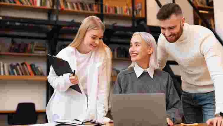 Ці слова не синоніми: як правильно називати найманий персонал – «працівник» чи «співробітник»