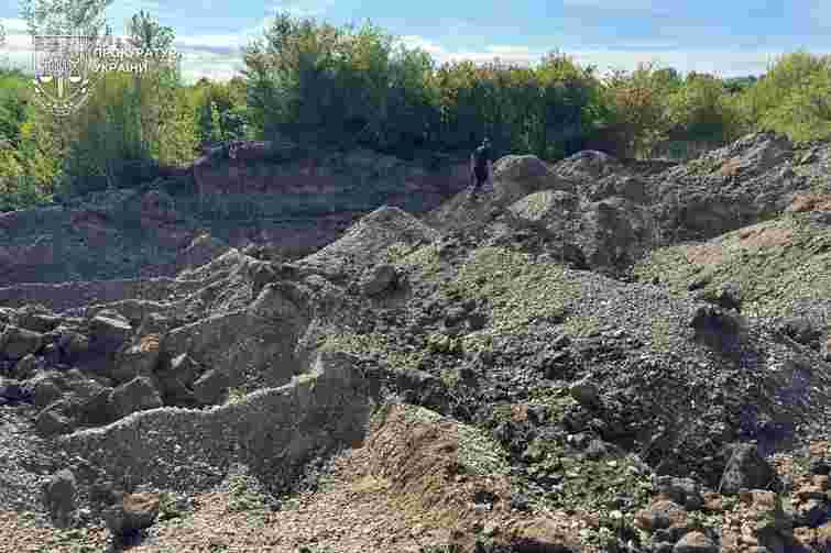 Злочинна група на Закарпатті п’ять років незаконно добувала гравій з Тиси