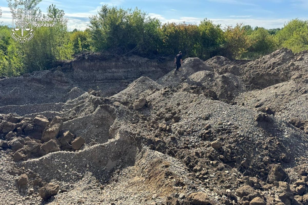 Злочинна група на Закарпатті п’ять років незаконно добувала гравій з Тиси
