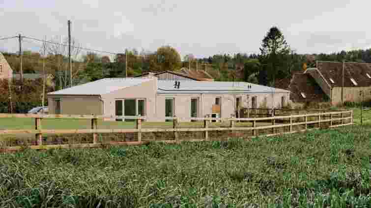 У Великій Британії занедбаний тракторний сарай перетворили на житловий будинок