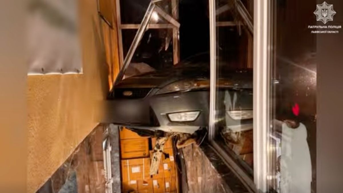 Нетверезий водій розтрощив вітрину ветеринарної клініки у Львові