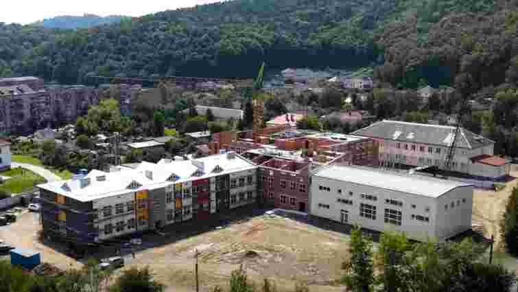 Школу на Закарпатті за 225 млн грн добудовує пов’язана з Тищенком і Комарницьким компанія