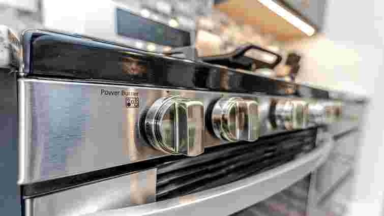 Повертаємо блиск нержавіючій сталі: що варто використати та чого уникати 