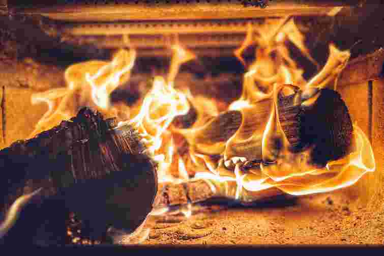 Тепла буде значно більше: що додати в піч, щоб дрова горіли краще