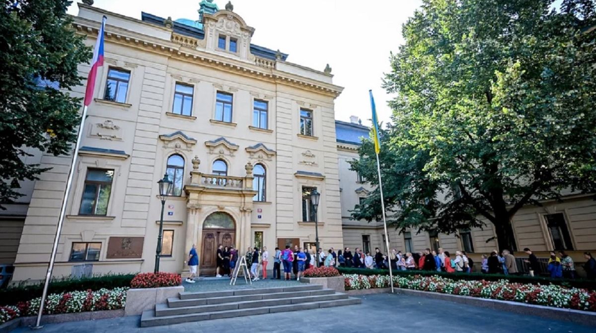 Біля будівлі уряду Чехії прибрали прапор України