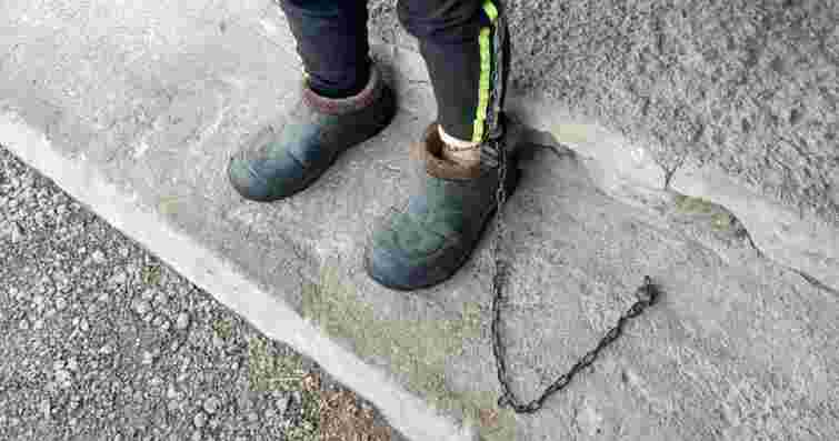 На Кіровоградщині опікунка тримала на ланцюгу 17-річну дівчину з інвалідністю