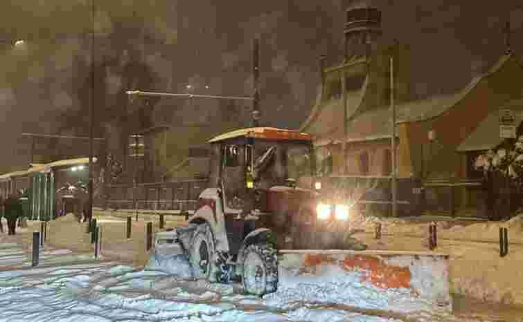Львівські комунальники працюють у посиленому режимі через снігопад