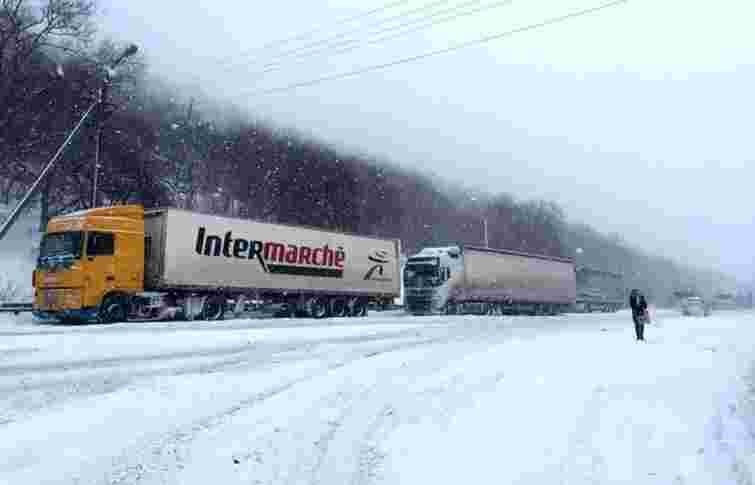 Через негоду на трасі Долина – Хуст заборонили рух вантажівок