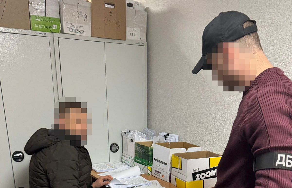 Командира взводу на Донеччині викрили на незаконних бойових виплатах підлеглій у тилу