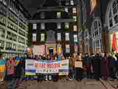 Українці в Лондоні вимагають передати кошти Абрамовіча на допомогу Україні