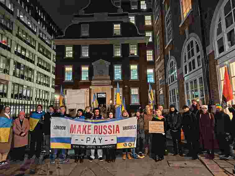Українці в Лондоні вимагають передати кошти Абрамовіча на допомогу Україні