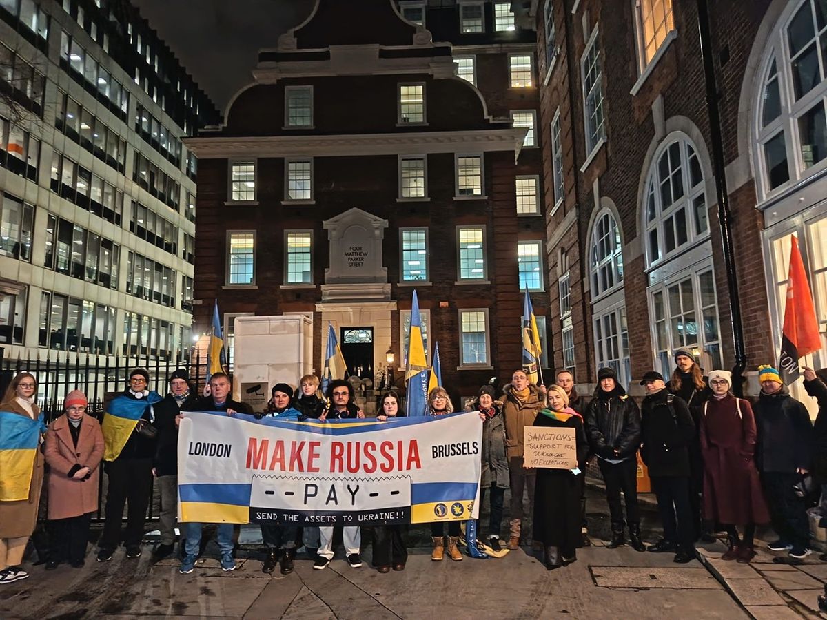 Українці в Лондоні вимагають передати кошти Абрамовіча на допомогу Україні