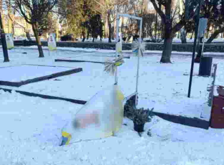 На Волині чоловік справляв природні потреби біля портретів полеглих воїнів