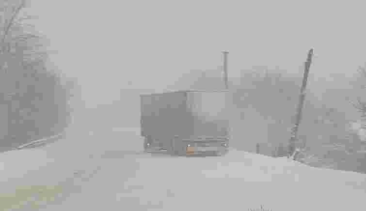 На трасі Тернопіль – Бережани – Рогатин обмежили рух вантажівок через сильний снігопад