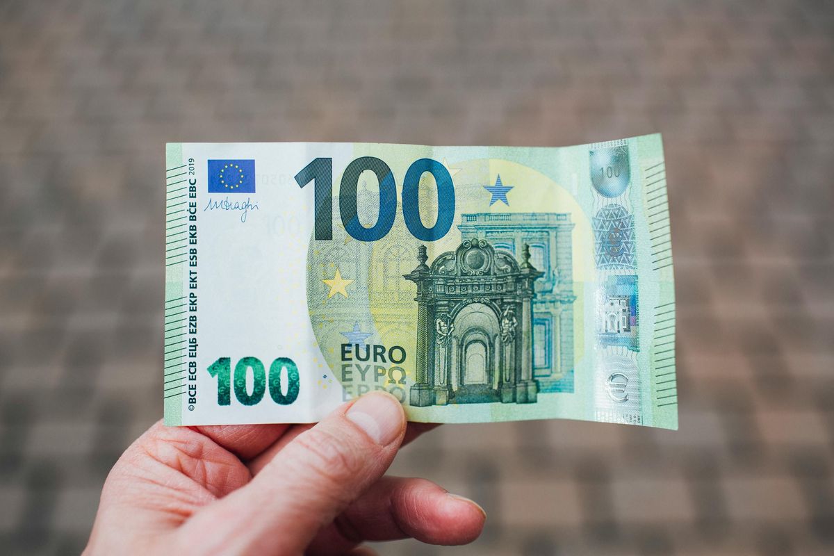 Офіційний курс євро вперше перевищив 50 гривень
