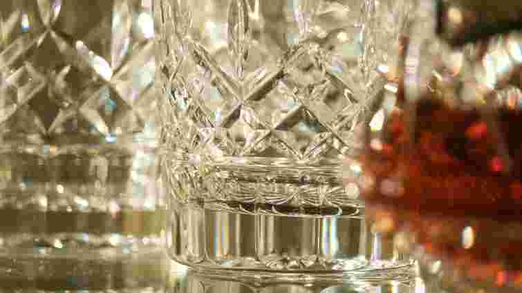 Дуже делікатна поверхня: чи можна мити кришталь у посудомийній машині