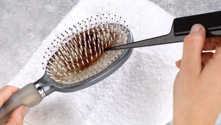 Користуватися можна значно довше: як правильно почистити щітку для волосся