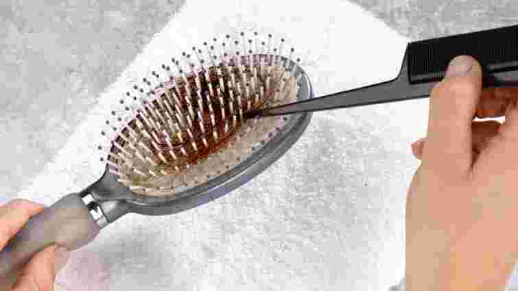 Користуватися можна значно довше: як правильно почистити щітку для волосся