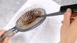 Користуватися можна значно довше: як правильно почистити щітку для волосся