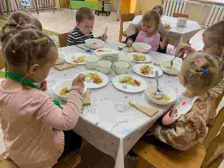 У Чернівцях батьки платитимуть менше за харчування в дитсадках