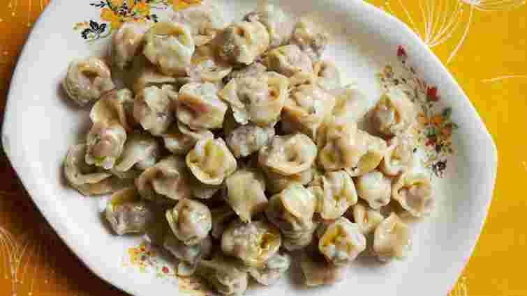 Пельмені не розвалять у воді: що слід додати під час приготування