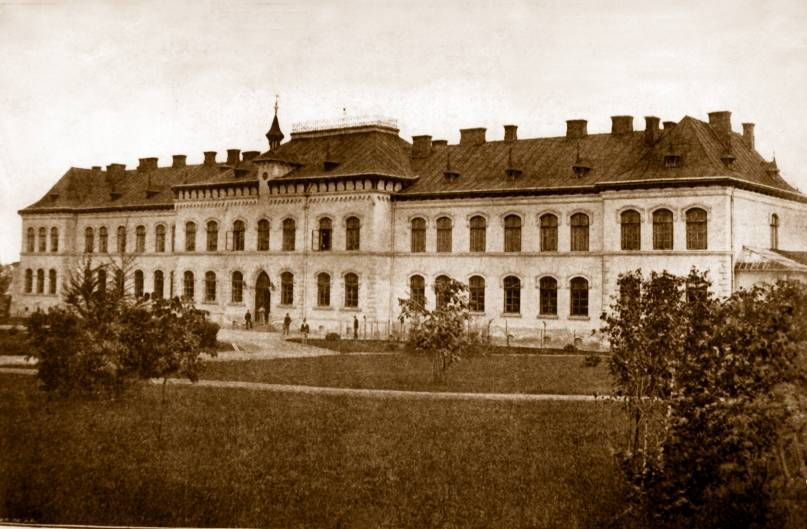 Головний корпус рільничої школи (фото з сайту університету)