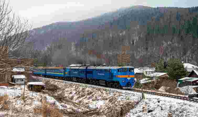 «Укрзалізниця» попередила про затримку низки поїздів через негоду