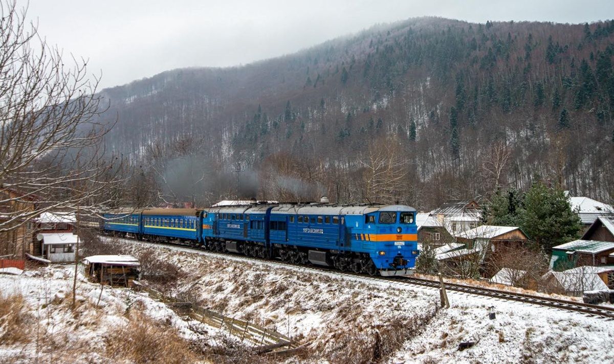 «Укрзалізниця» попередила про затримку низки поїздів через негоду