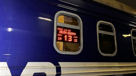 Через контрабанду сигарет поїзд Дніпро – Холм девʼять годин простояв на кордоні з Польщею