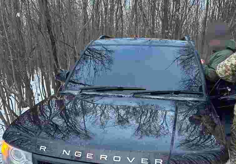 На Буковині ухилянт на Range Rover намагався прорватися в Румунію, збив прикордонника та втік
