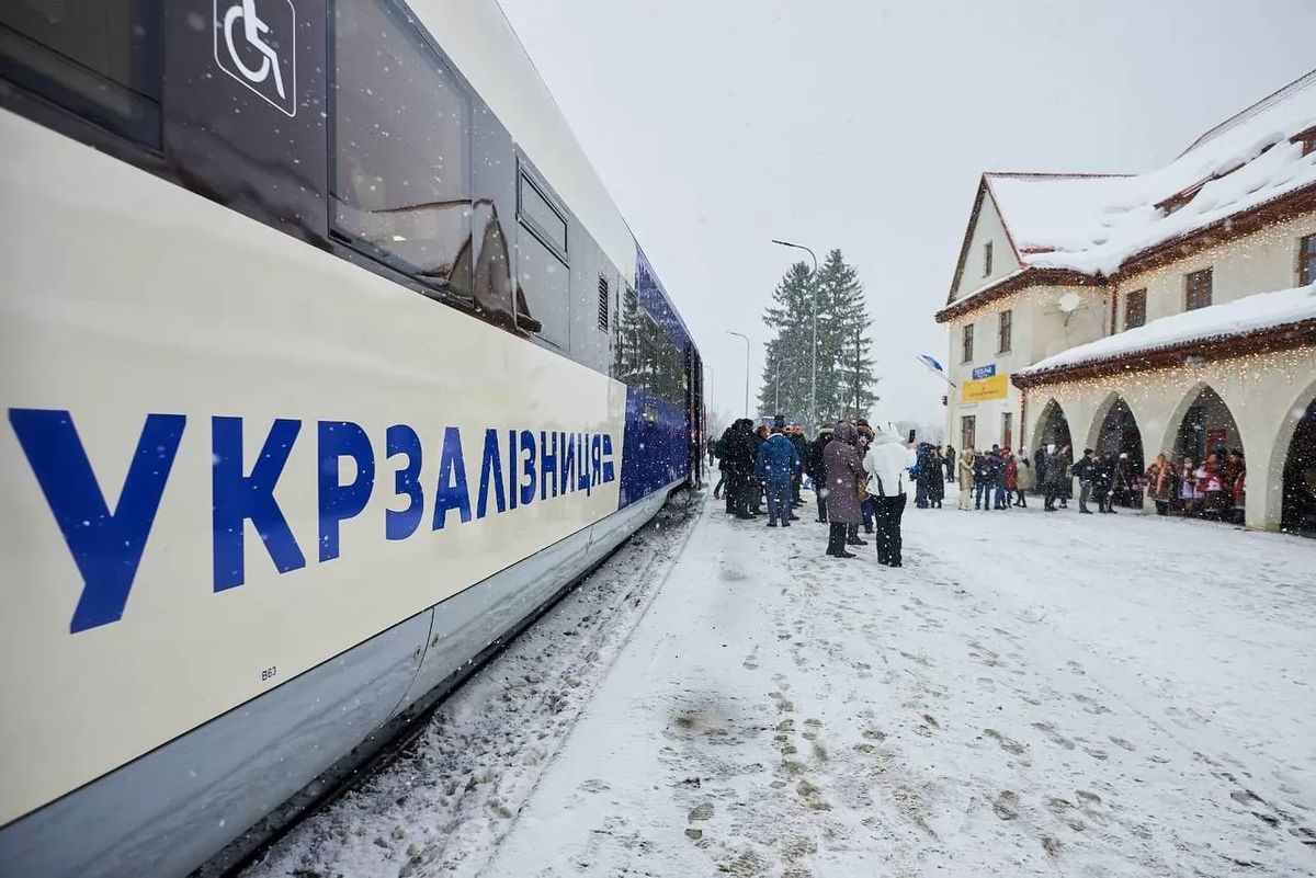 «Укрзалізниця» попередила про затримку 60 поїздів через обстріли