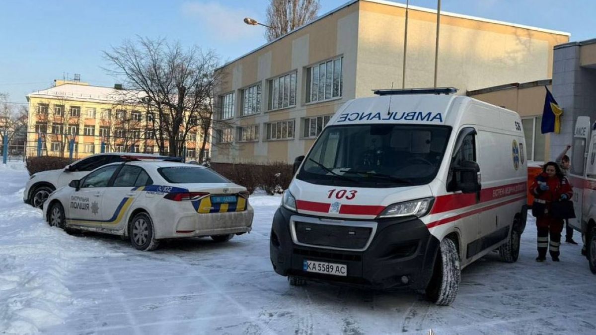 У київській школі учень із ножем напав на вчительку та однокласника