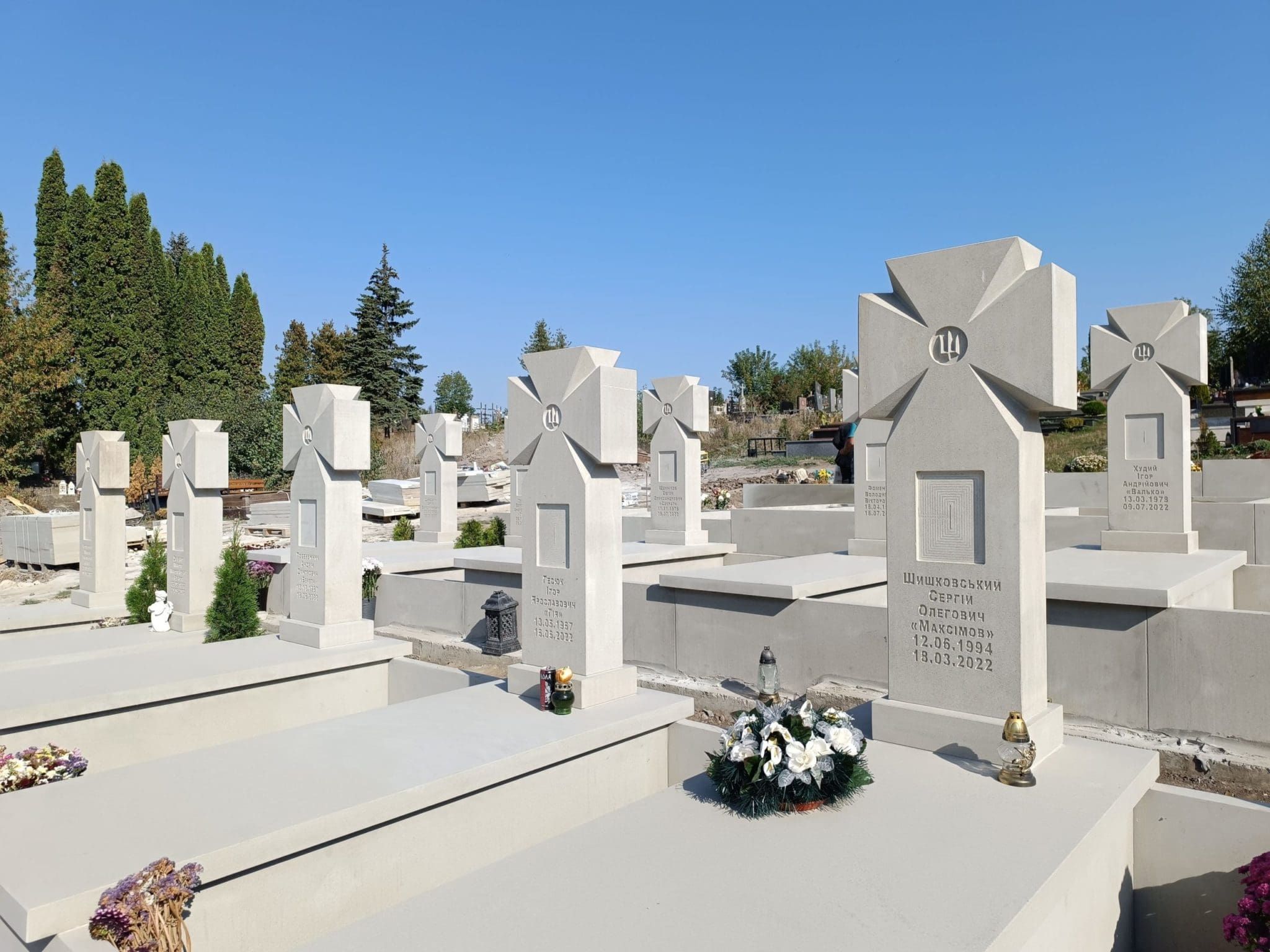 За даними справи, могильні плити для військових на 4 см тонші, аніж мали би бути за документами