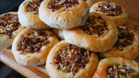 Пухкі ватрушки з м'ясом. Рецепт дня