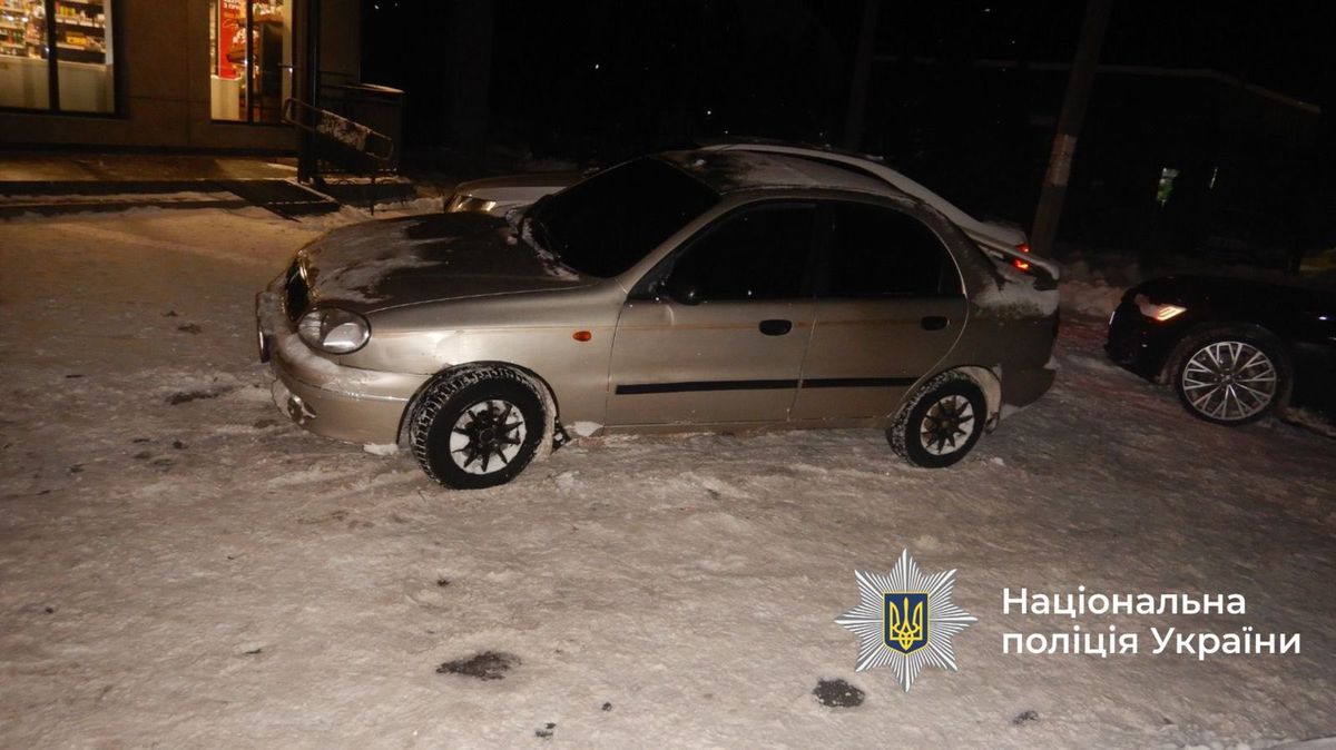 У Франківську водій ударив битою 63-річного комунальника, який йшов розчищати сніг