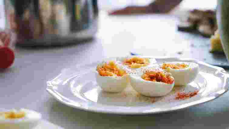 Не холодною водою: як правильно охолоджувати яйця після варіння