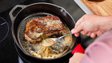 Лише зіпсуєте смак: які продукти не слід готувати на чавунній сковороді