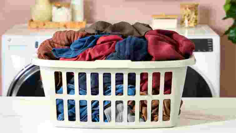 Уникаємо затхлого запаху: як довго можна залишати мокрий одяг в пральній машині