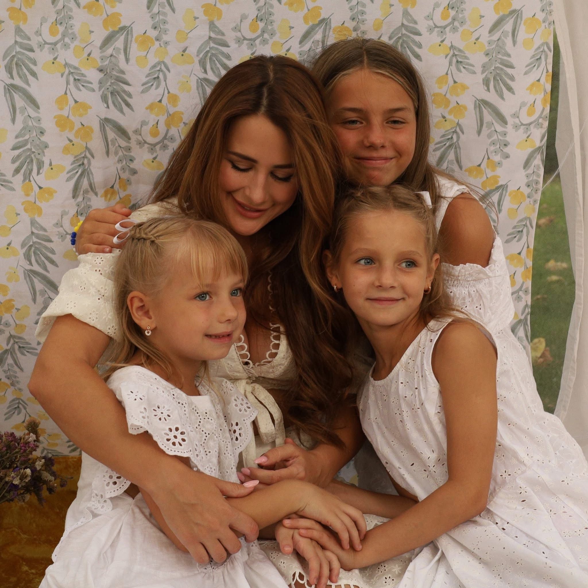 Олена з доньками