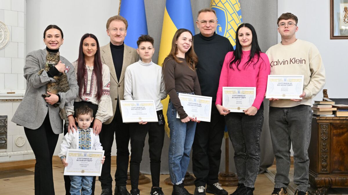 У Львівській міській раді 13 сиротам вручили ключі від квартир