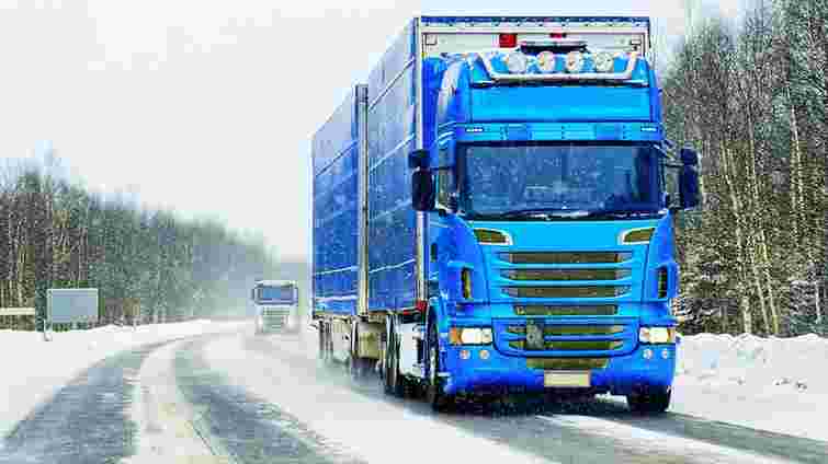 На Буковині іноземець намагався у вантажівці з пивом вивезти за кордон сімох чоловіків