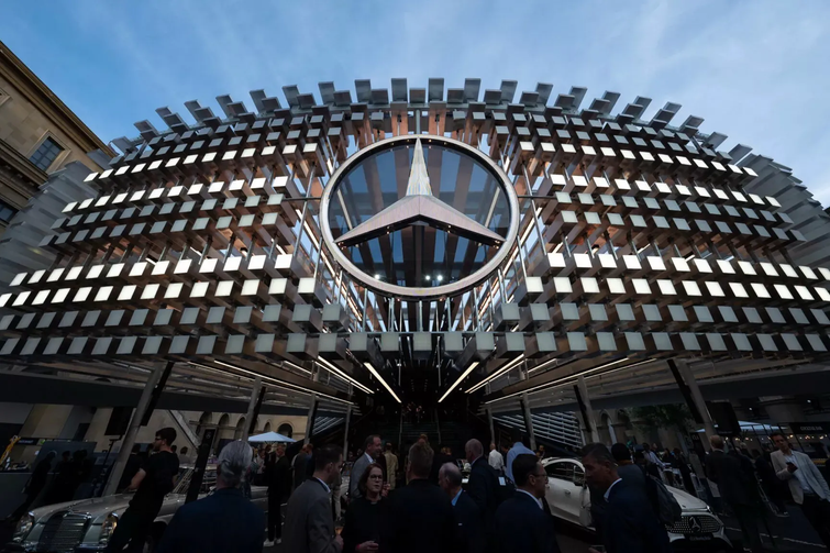 Продажі Mercedes впали до рекордних мінімумів на тлі успіху BMW